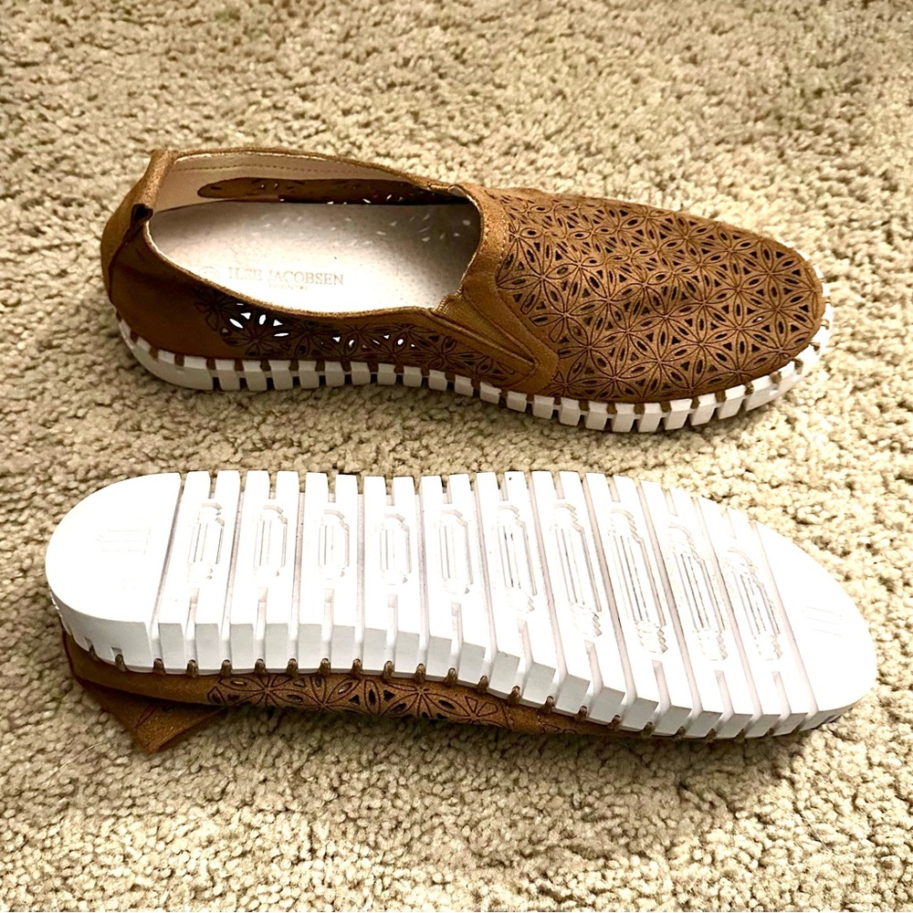 Ilse Jacobsen Tan Floral Cutout Loafers